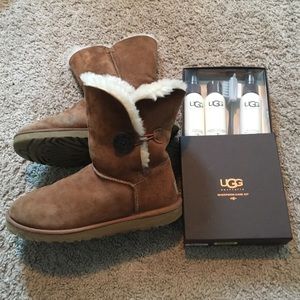 UGG Bailey Button Boot- Short